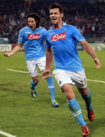 亚当斯正以 亚当斯正以